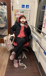 【中国SNS】中国人、日本の電車にオフィスチェアを持ち込み堂々と着席　車椅子スペース占拠