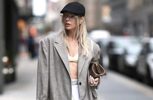 【画像】海外で「ブラジャー丸見え」で外出する女性が急増中　フェミ「！？」