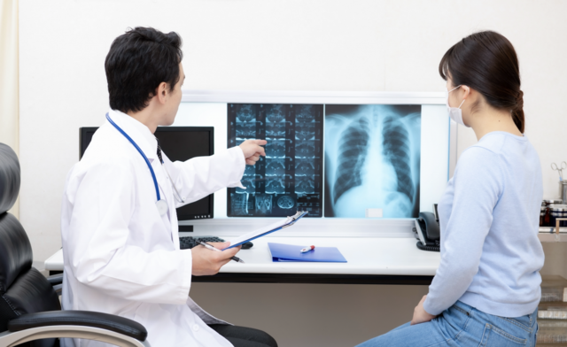 【確かに】女医さん「患者さんを丸椅子に座らせておいて、医師が背もたれのある椅子に座るのはなぜ？」