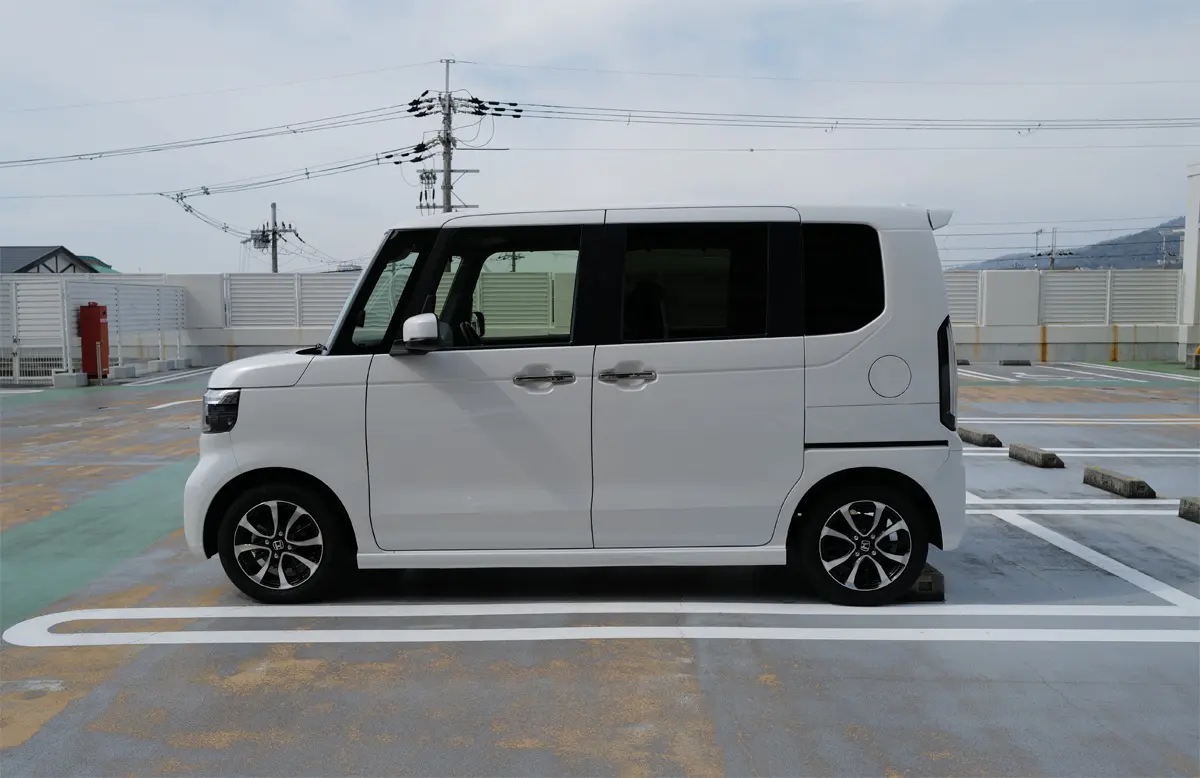 代車で乗ったホンダ N-BOXがスゴかった。そこに注がれる情熱はポルシェやフェラーリにも劣らない、「執念」とも呼ぶべきレベルのスーパーなクルマである