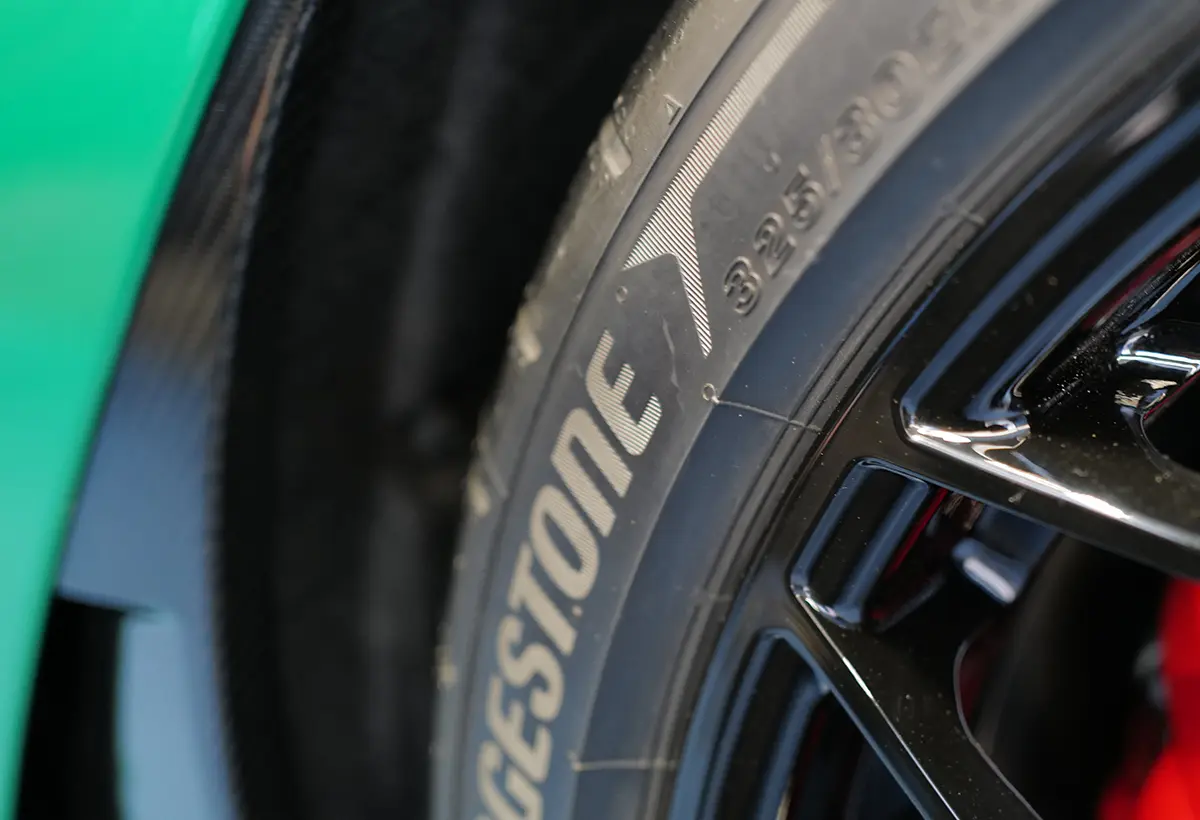 【衝撃】かつての王者「ブリヂストン」が評価ランキングで韓国タイヤにも抜かれて10位転落。一方でミシュランが「2026年最強タイヤ」に君臨した納得の理由とは