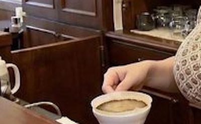 【画像】喫茶店の美人女店員さん、乳がデカすぎて客が殺到してしまう！