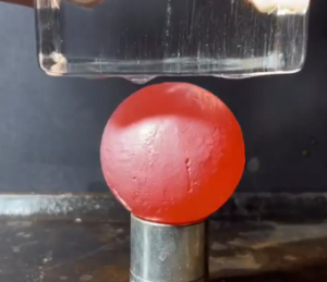 【ジュワッ】真っ赤に熱した金属 vs 氷 → こうなる