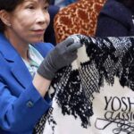高市早苗首相が国会でYOSHIKIブランケットを愛用 ツアーの非売品か、ファンに話題