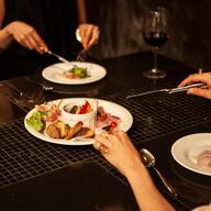 インフルエンサーによる「タダ飯」要求の実態と飲食店の対策