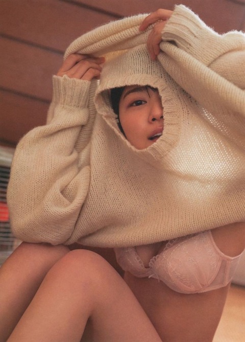 丹生明里が『膨らみ』『へそ』を魅せまくりwww