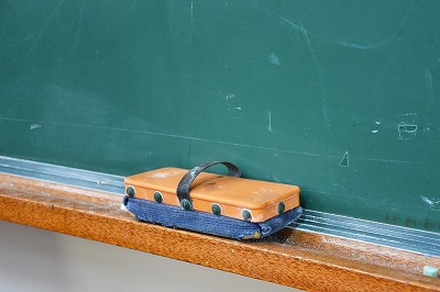 【悲報】男性教諭さん、教え子のJKに迫られて興奮してしまう