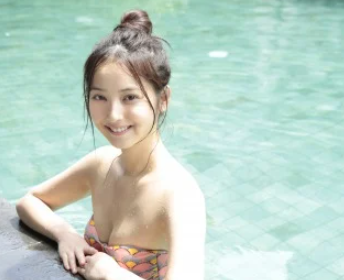 【朗報】ショートにした佐々木希さん、大胆チューブトップとスケスケスカートがエッチwww