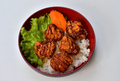 唐揚げ定食を完食したら。男「信じらんねー！こいつ唐揚げ全部食ったよww唐揚げは最初に2個渡すじゃん普通ww」私「へえ、あなたのお母さんは2個くれるんですね」→結果…