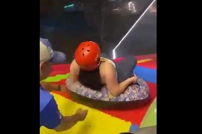 【閲覧注意】テーマパークの巨大滑り台から女性が落下して死亡、係員に促されスタートする様子が悲しい・・・・