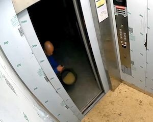 【動画】中国のおじさん、エレベーターで非常識な事をしてしまう。