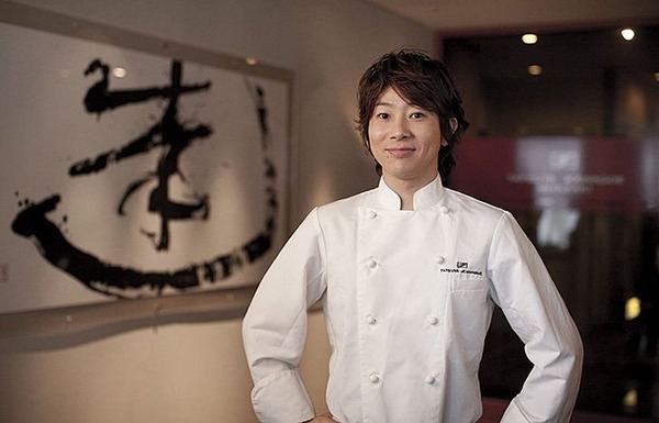 【画像】「水800円」で炎上した川越シェフ（52）の現在、ご覧くださいwww