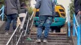 クルド人解体屋さん、重機で階段に突撃して流石に問題になる…