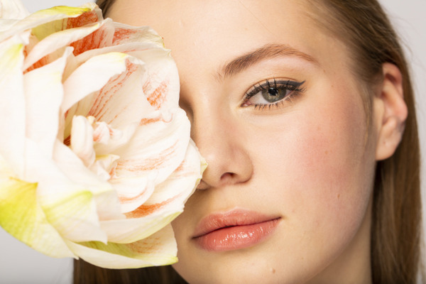 【画像あり】美人モデル（20）、「この服を着て電車に乗ったらメッチャ炎上した…。犯罪者のために好きな服も着れないの･･････？」⇒！