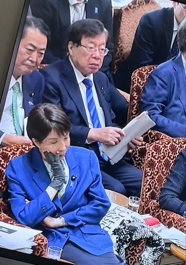 【悲報】高市早苗さん、痛いはずの右手をとんでもない使い方してしまう