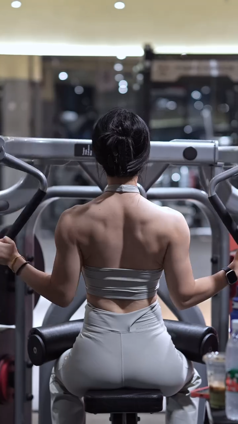 【画像】背中がエ□い女www