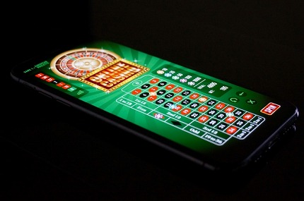 小学6年生さん、オンラインカジノにハマって親の財布から700万抜き取ってしまうｗｗｗ