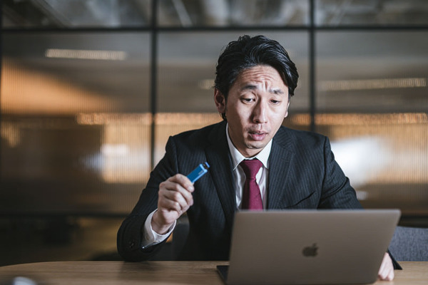 【悲報】Googleクチコミ「受付のオバサンの態度最悪でした！」店「ババアはクビにしました！」⇒