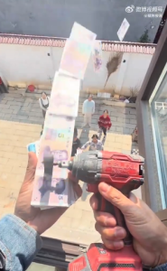 【中国】金持ち、上の階からお札をばら撒く