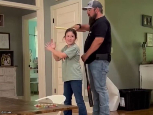 パパが娘にソフトボールのバットをサプライズプレゼントしたら…声にならないほど感激する