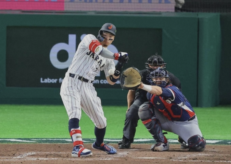 チェコ戦の佐藤輝明の死球、ヤバそうな場所に当たる