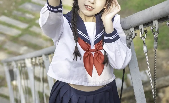 【画像】こういう無防備なJKの腹チラいいよねｗｗ