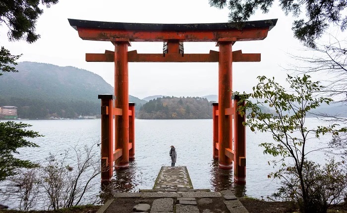 【画像】美人すぎる神社の神主さん、とんでもない撮影をしていたことが判明ｗ