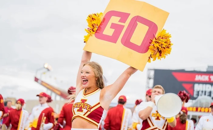 【動画】おっぱいを揺らしまくって応援するチアガールwww