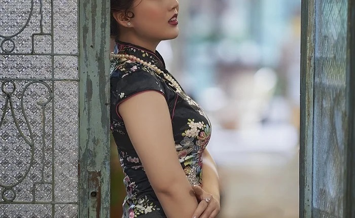 【画像】グラドルさん、卑猥すぎるチャイナ服を着てしまうwww