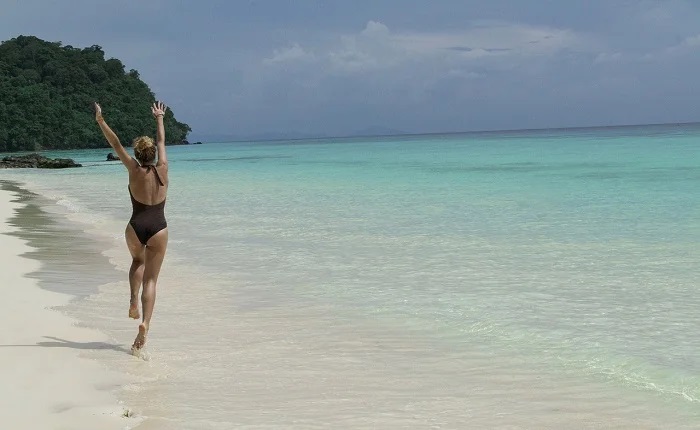 【画像】海にこういうドスケベ水着着てくる女www