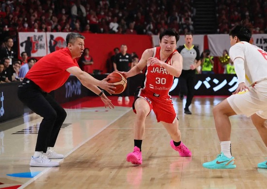 【バスケW杯予選】中国ヘッドコーチ、日本選手のドリブルをカットしたり接触したりやりたい放題