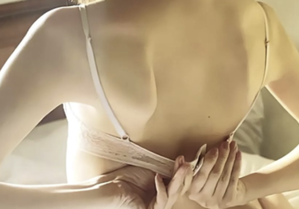 【画像】広瀬すずさん、盾にお乳を乗せて休ませてしまう