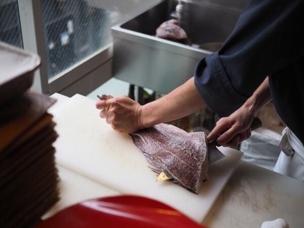 【悲報】客「魚釣ってきたから捌いてもらえますか？」魚屋「有料ですよ」客「は････？」⇒！