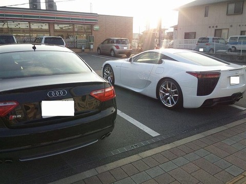 コンビニにレクサス停まっててワロタwww