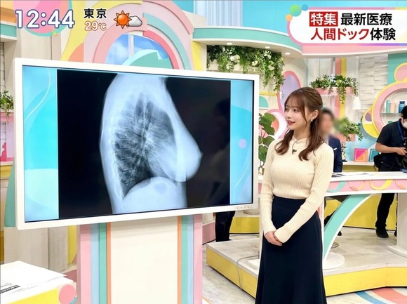 【悲報】美人アナウンサー、乳首が透けて炎上wwwωωωωωωωωω