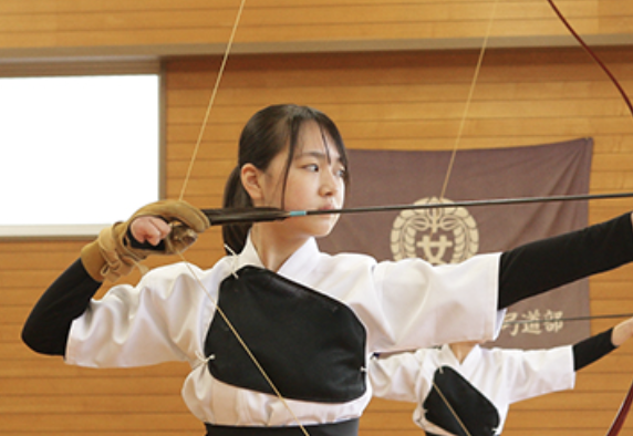 【画像】弓道女子が胸当てをつける理由が判明www