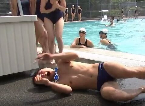 【動画】スク水女子のお〇ぱい触ったオジサン、謎の力で倒れてしまうwww