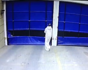 【動画】タイミング悪くシャッターの隙間を通ろうとしたお姉ちゃんがｗｗｗ