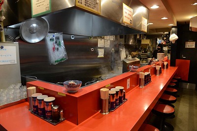 【悲報】ラーメン二郎の客、自分の食い残したラーメンとスープを店の寸胴に投入し、店を営業を強制終了させてしまう・・・