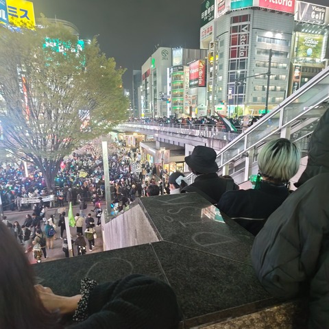 【新宿東南口平和フェス】「高市やめろ」コール鳴り止まず【動画】