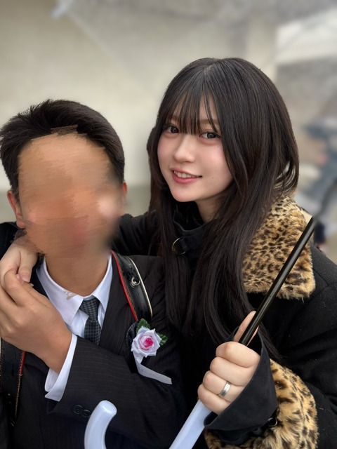 【画像】姉、弟の小学校卒業式に豹柄で参加してしまうwww