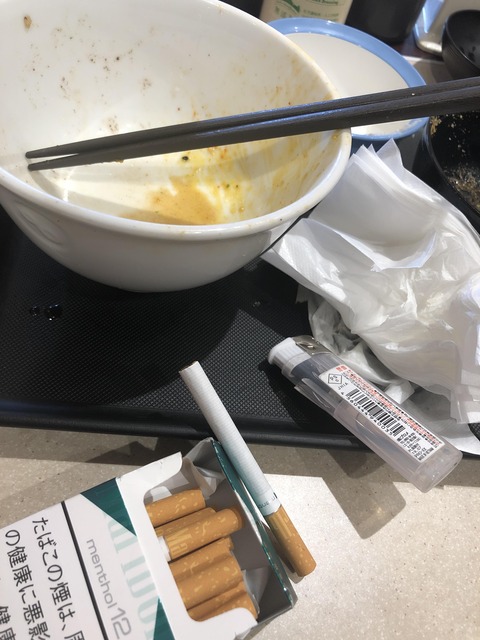 今から松屋店内でタバコ吸うわwww