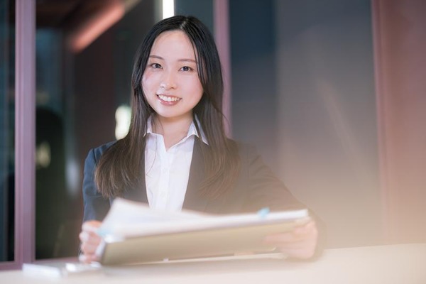 【画像】BMWの女性店員さん、エッッッッッッッッッッッッッ！