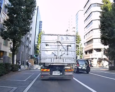 【動画】女さん、右折なのに巻き込み事故を起こしてしまう…