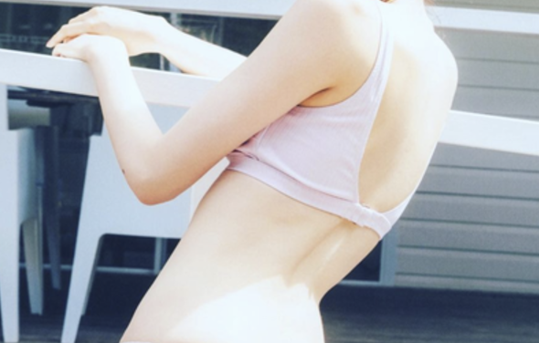 【画像】マジの爆乳、横から見ると本当に素晴らしい肉体だったwww