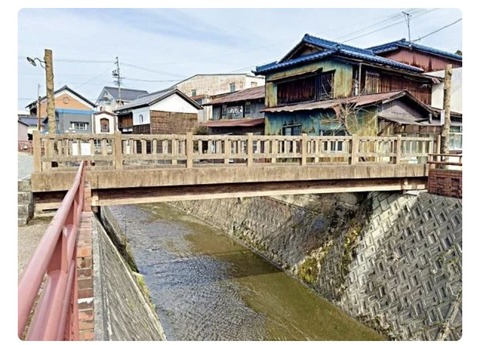 【画像あり】近所のオッサンが日曜大工で作った橋がスゴ過ぎる！多分おまえらの想像の13倍くらいスゴい！！