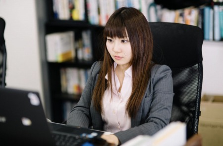 【画像】OLさん、お●ぱいがデカすぎる