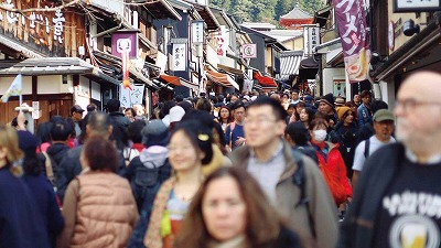 外国人観光客「日本旅行のコツは『絶対に日本語を話さないこと』、英語を貫くべきだ！」