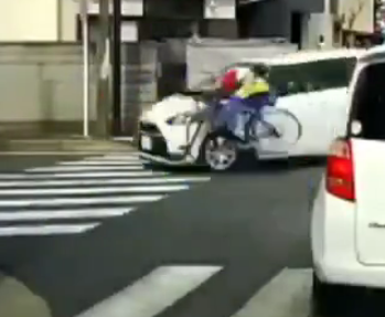 車と自転車の事故、見る人によってどちらが悪いか分かれる動画がこちらｗｗｗ