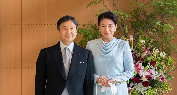 【WBC】村上宗隆選手、天皇皇后両陛下のお見送りで1人だけ腕組み姿に批判殺到 → ﾈｯﾄ「1人だけガム噛んでた」「豪の選手でさえキャップ脱いで一礼…」www